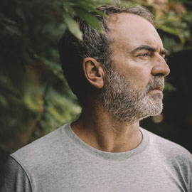 portrait de profil au milieu de la végétation de Bruno solo 