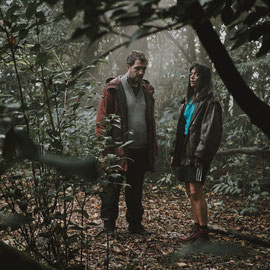 karim leklou et vimala pons en foret de plan pied lors d'un tournage de film