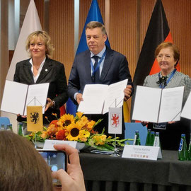Die Delegationsleitungen nach der Unterschrift der Resolution. Für Hamburg Astrid Hennies (SPD)