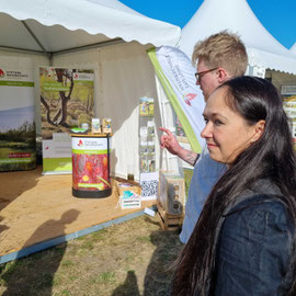 Lasse Petersdotter und Jenny Jasberg am Stand Stiftung Naturschutz