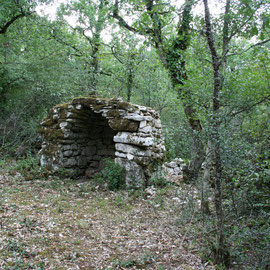 une Gariotte sur la colline de mortiers dans le Lot , Tarn et Garonne, dans le Quercy, demandez à la voir durant votre séjour dans nos gites