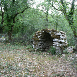 une Gariotte sur la colline de mortiers dans le Lot , Tarn et Garonne, dans le Quercy, demandez à la voir durant votre séjour dans nos gites