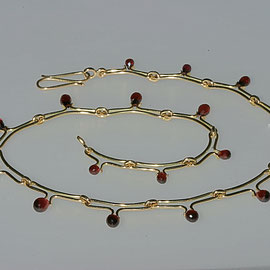 Collier mit Granatpampeln, 750/-Gelbgold