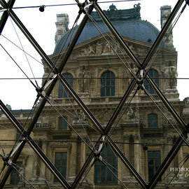 Bild: Louvre Paris in der Glaspyramide 