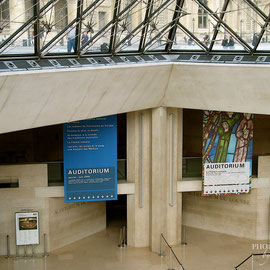 Bild: Louvre Paris in der Glaspyramide 