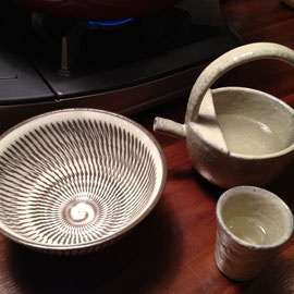 左が小鹿田焼（おんたやき）の茶碗。右の片口は以前吉祥寺で買い求めた別のもの。