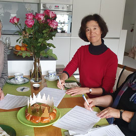 Les trois fondatrices Lucie Waser, Martina Meier et Francine Perret signent les statuts de l'association.