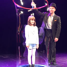 Magicien-spectaclepourenfants-Spectacledemagie-bulledesavon-Spectaclefamilial-École-ALSH-Centredeloisirs-Camping-CE-Tours-Indretloire-RégionCentre-Iledefrance-