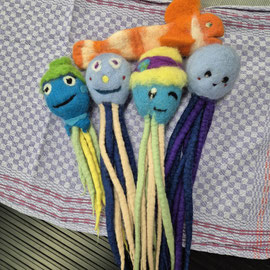 Filzkraken und 1 Fisch von Kindern 