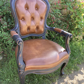 fauteuil en cuir style Louis XV larg 63cm prof 57cm haut 95cm ( assise 40cm ) 290€