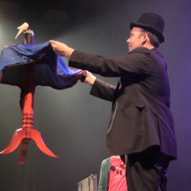 Magicien-spectaclepourenfants-Spectacledemagie-magicienpourenfant-Spectaclefamilial-École-ALSH-Centredeloisirs-Camping-CE-Tours-Indretloire-RégionCentre-Iledefrance-