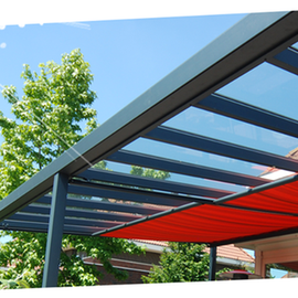 En installant nos stores pergola, vous modulez l'ouverture en fonction de vos besoins, au gré de la partie de pergola à ombrager ou de l'orientation des rayons du soleil.