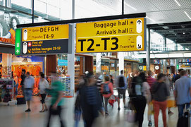 Menschen im Flughafen