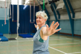 Frau in Sportkleidung macht Gymnastik
