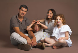 Photo d'une famille avec deux filles en studio à Chambery Savoie