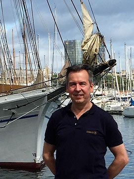 Porträt im Hafen mit Segelbooten im Hintergrund