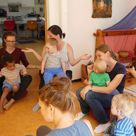 Eltern und Kinder beim Kinderstubentreff in Balingen