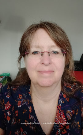 Frau Iris Windheuser lächelt in die Kamera - glücklich