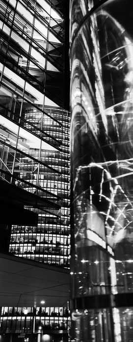 Der Potzdamer Platz in Berlin als vertikales Panorama-Foto in Schwarzweiß