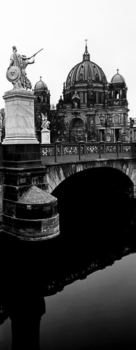 Die Schlossbrücke in Berlin als vertikales Panorama-Foto in Schwarzweiß