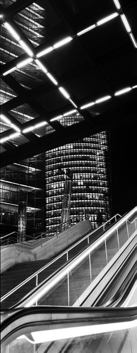 Der Potzdamer Platz in Berlin als vertikales Panorama-Foto in Schwarzweiß