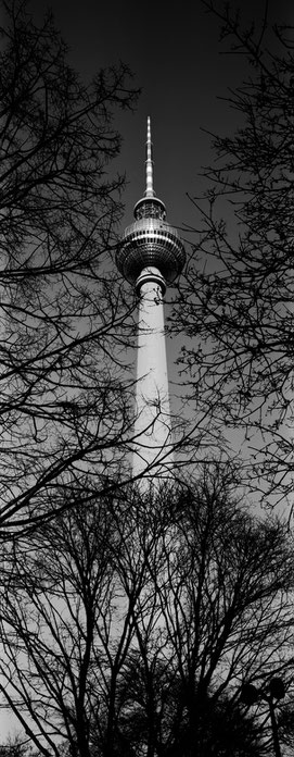 Der Fernsehturm in Berlin als vertikales Panorama-Foto in Schwarzweiß