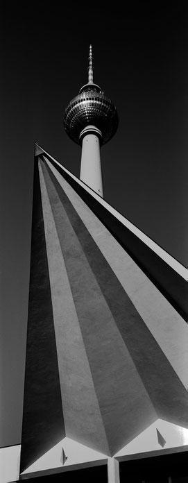 Der Fernsehturm in Berlin als vertikales Panorama-Foto in Schwarzweiß