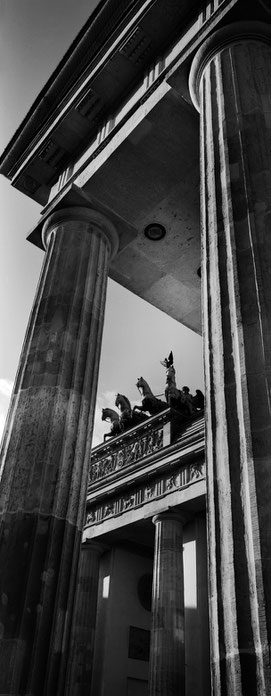 Das Brandenburger Tor in Berlin als vertikales Panorama-Foto in Schwarzweiß