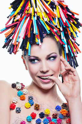 Shooting photo, beauté, collection coiffure, queue de cheval, ballons multicolors, fête, maquilleuse professionnelle Toulouse, Carole PETRIGNO, maquillage coloré, fards à paupières violet, turquoise, artistique, rouge à lèvres nude, fard à joues naturel