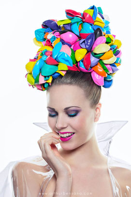 Shooting photo, beauté, collection coiffure originale avec des ballons multicolores, fête, maquilleuse professionnelle Toulouse, Carole PETRIGNO, maquillage coloré, fards à paupières violet, pigment, liner turquoise, artistique, rouge à lèvres fuchsia