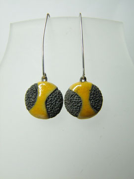 boucles d oreilles en ceramique raku jaune et noir creees par l atelier simplement terre