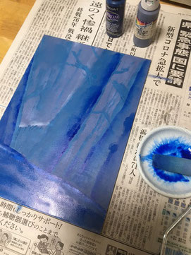 下地は暗めの色を重ねます
