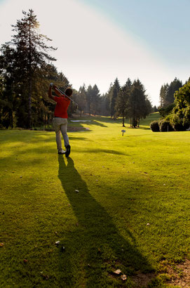 Der Golf ringsherum den See von Lourdes