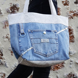 Sac en jean bleu clair, paillettes, motif reptile dragon blanc - fait main