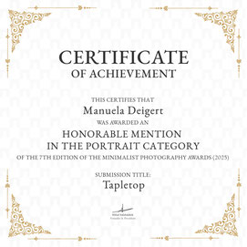Manuela Deigert über mich, Zertifikat vom Minimalistphotographyaward 2025 über die Nominierung meines Bildes Tabletop