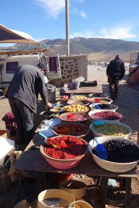 Souk marocain et stand d'olive