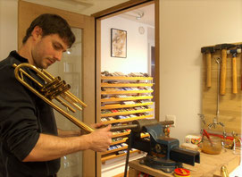 Musikhaus Daniel Schmon in seiner Werkstatt, im Ritterhaus in Flums