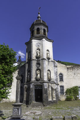 Bild: Trum und Portal der Monastère Notre-Dame de Sarrance in den Pyrenäen, Frankreich