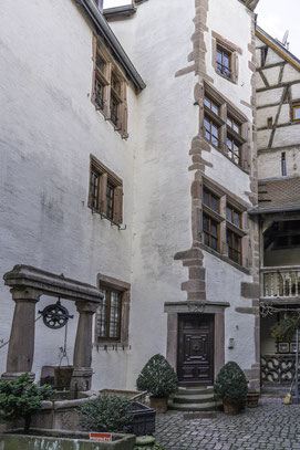 Bild: Hof der Abtei von Autrey in Riquewihr im Elsass, Frankreich