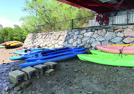 二級河川の浦内川の橋下は、ツアー業者のカヌーが占拠している=3日、西表島浦内橋