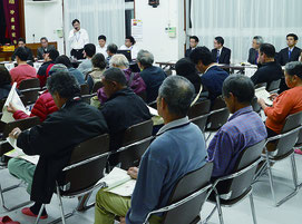 ごみ処理施設に関する地域住民説明会が開かれた=14日夜、名蔵公民館