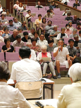 自衛隊配備計画をめぐり、中山市長(中央)に意見を述べる参加者=11日夜、市民会館大ホール