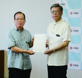 要請書を翁長知事(右)に手渡す古堅与那原町長(左)=6日、県庁