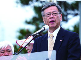 辺野古移設反対の集会で埋め立て承認の撤回を明言した翁長知事=25日、米軍キャンプ・シュワブゲート前