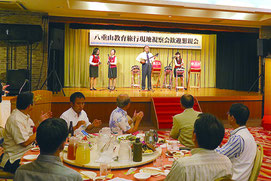 東運輸バスの乗務員による歓迎の演奏=23日夜、市内ホテル