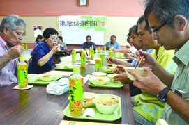 給食の試食会が行われた。石垣教育長はおかわりもしていた=29日、同センター