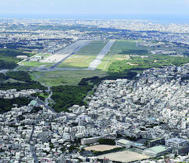 米軍普天間飛行場(上)と周辺の住宅地=2017年7月、宜野湾市(共同)