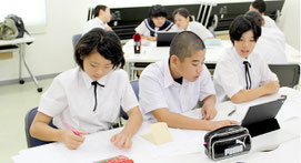 竹富町各中学校の生徒らが事前学習に取り組んだ=9日、離島ターミナル会議室