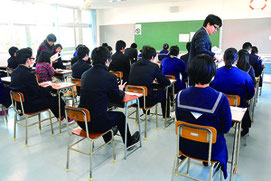 大学入試センター試験が始まった=13日午前、八重山高校