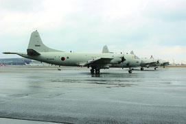 訓練に参加したP3C哨戒機。中国当局の活動に対処するため、任務の多様化が進んでいる。当日は3機編隊で訓練した=9日朝、那覇基地